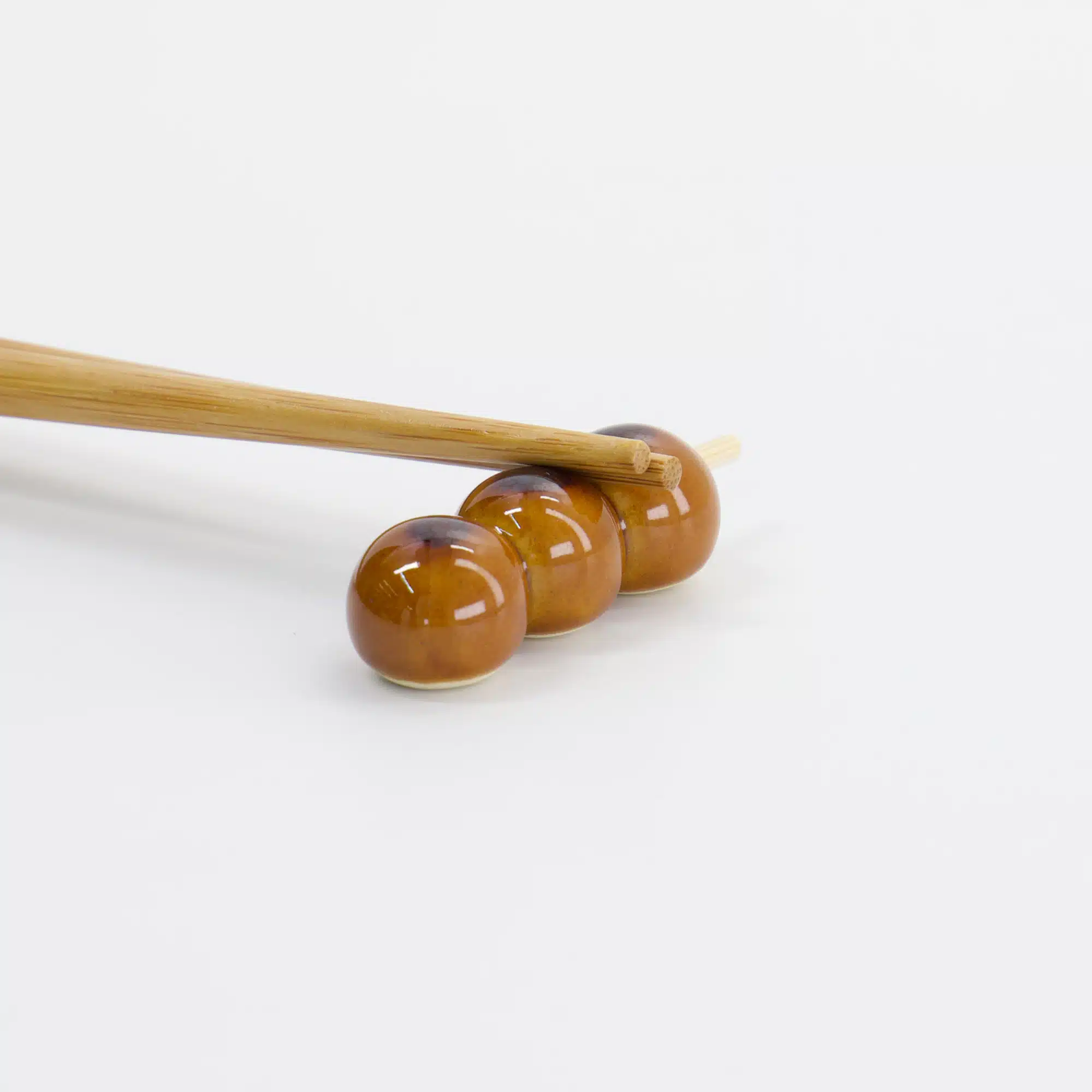 Tokyo Design Studio – Kawaii – Essstäbchenhalter – Mitarashi Dango – 5x1.5x1.5cm – Bild 2