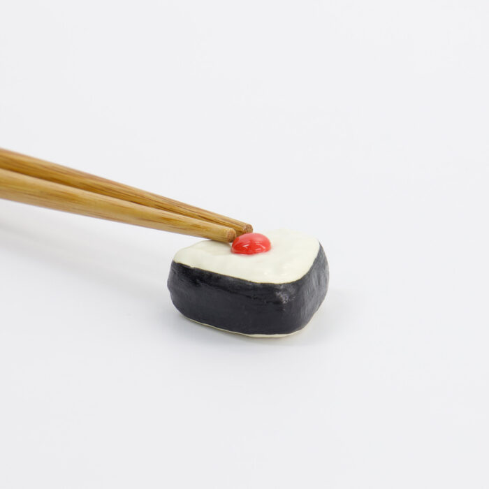 Tokyo Design Studio – Kawaii – Essstäbchenhalter – Ume Onigiri – 3,5 x 3,5 x 1,7 cm – Bild 2