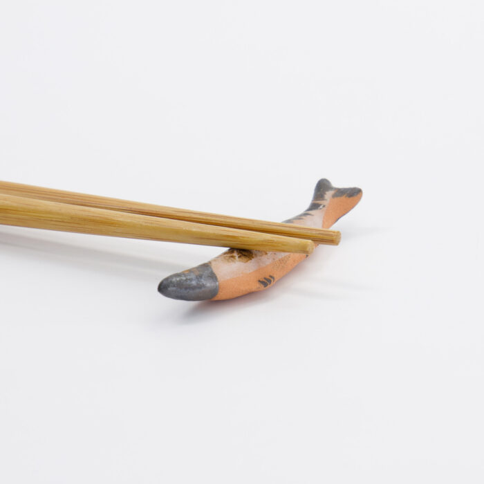 Tokyo Design Studio – Kawaii – Essstäbchen-Ablage – Sanma Fisch – 7,3x1,5x0,9 cm – Bild 3
